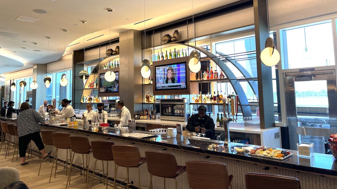 underscored delta sky club lax bar