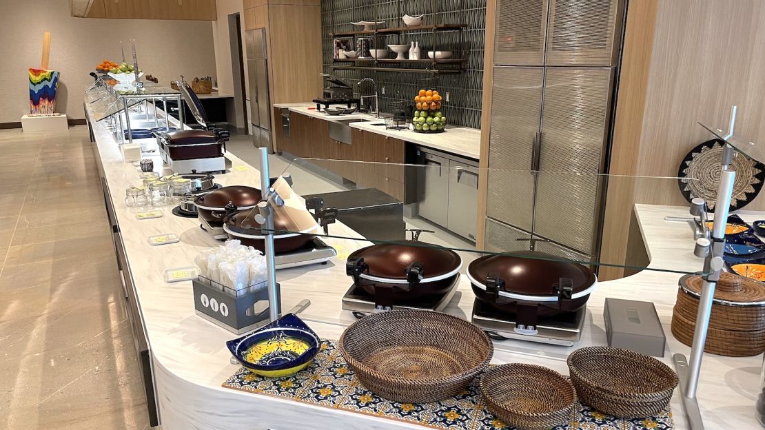 underscored delta sky club lax food buffet