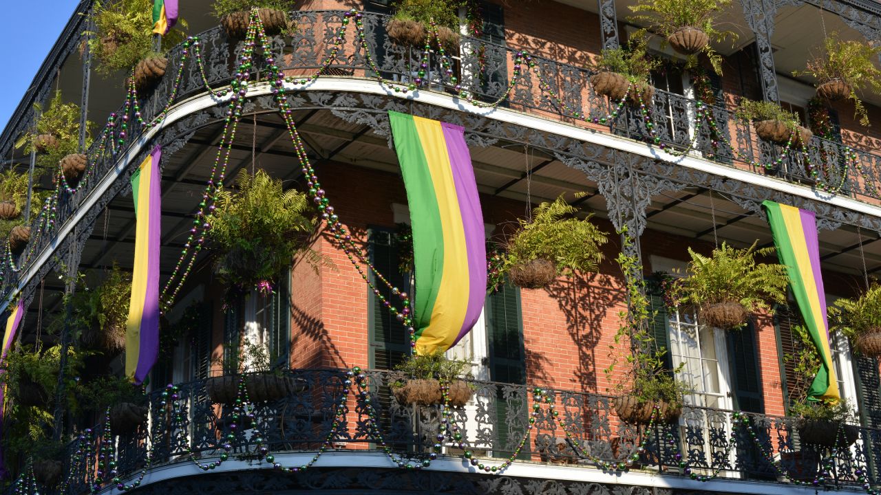 hotels close to mardi gras