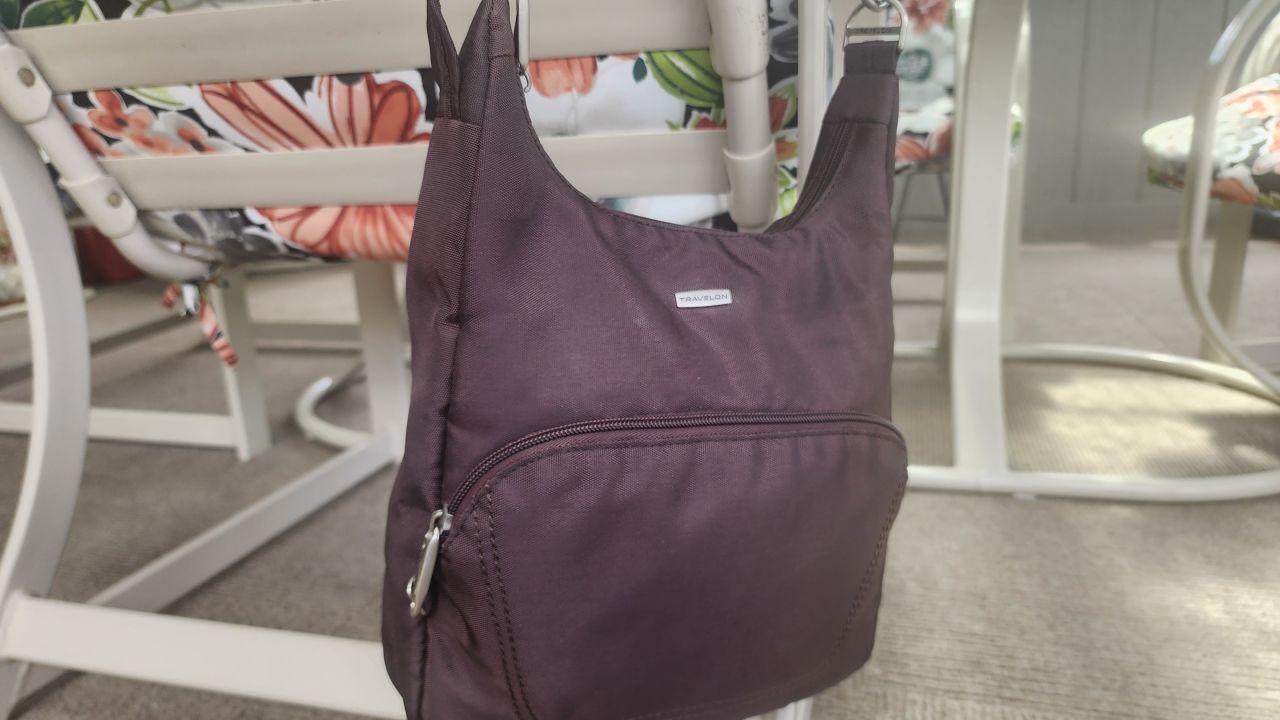 Sudden descent Occasionally check Travelon Messenger Bag review: Anti-theft travel purse | CNN Underscored