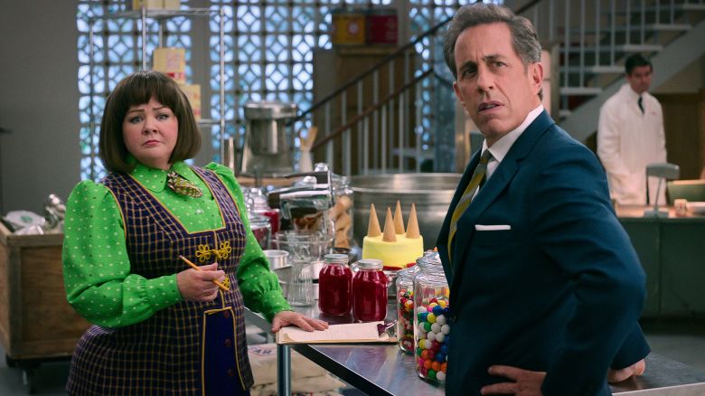 Unfrosted: The Pop-Tart Story - (L to R) Melissa McCarthy as Donna Stankowski and Jerry Seinfeld (Director) as Bob Cabana in Unfrosted: The Pop-Tart Story.