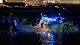 Unidades de respuesta a emergencias evalúan los restos en el río Potomac cerca del Aeropuerto Ronald Reagan de Washington el jueves en Arlington, Virginia, después de que un vuelo de American Airlines chocara con un helicóptero militar.