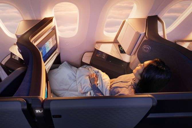 <strong>Choice of seat orientation: </strong>United Polaris passengers can choose seats facing the window or the center of the aircraft for added privacy, or they can select aisle-facing seats with dividers that lower to accommodate passengers flying together.