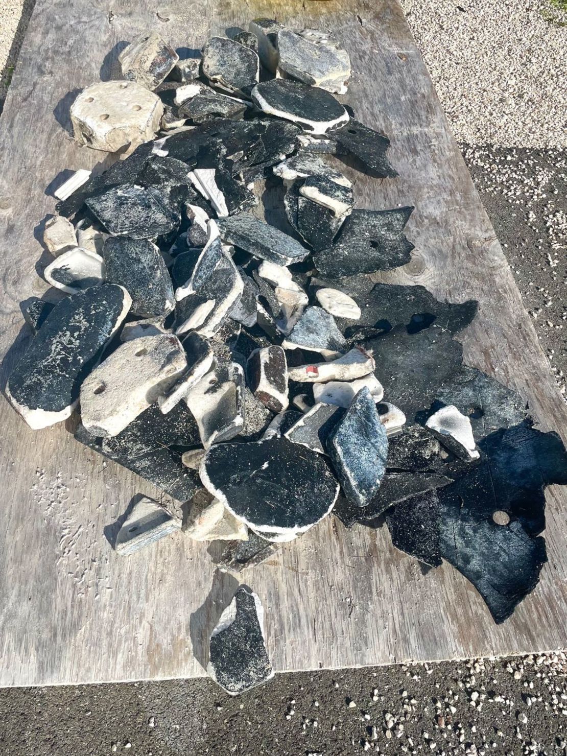 Los escombros del vehículo Starship, recogidos por la residente de Providenciales Lori Kaine, se muestran en una pila. Kaine dijo que ha reunido más de 90 kilos de restos.