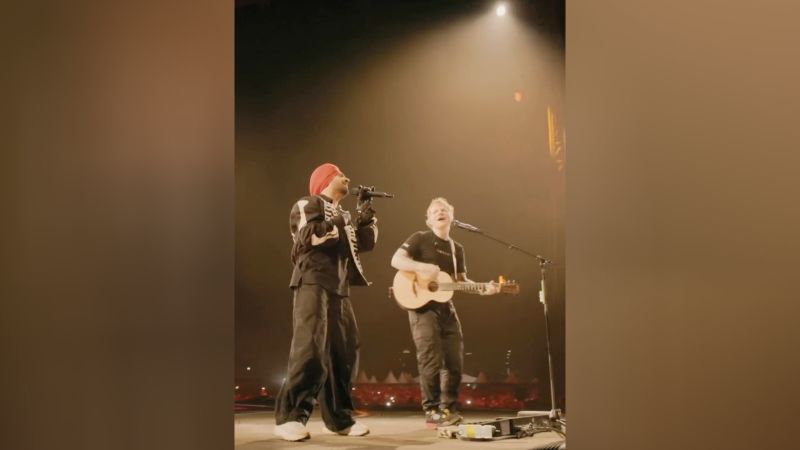 Британският певец Ед Шийрън удиви сцената в Мумбай с артиста