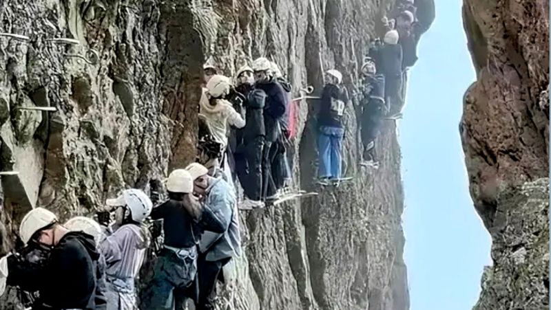 Китайски катерачи останаха на скала повече от час поради пренаселеност