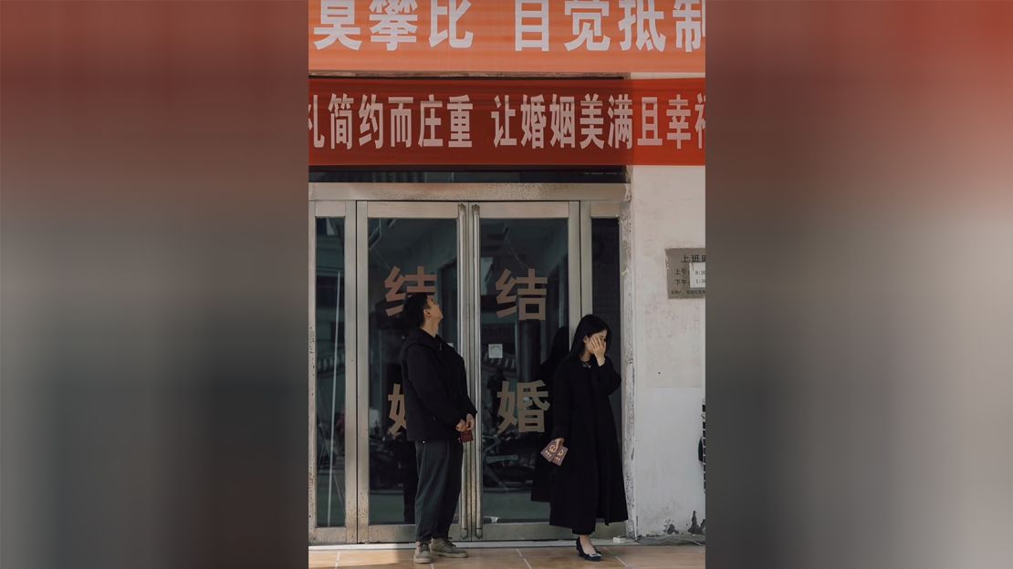 Um ex-casal em frente a um departamento de assuntos civis em Henan, China.