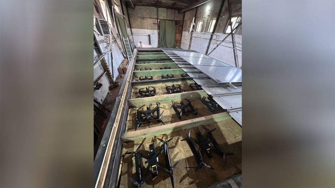Los drones se esconden en las cavidades de los cobertizos de madera.