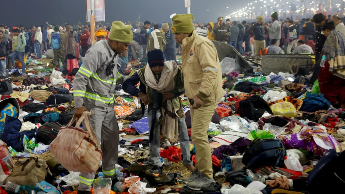 El personal de seguridad asiste a una persona después de una estampida en el Kumbh Mela en Prayagraj, India, el 29 de enero de 2025.