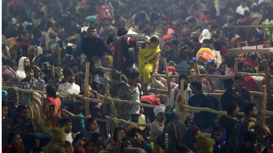 Los devotos se ven en el sitio de la estampida en Prayagraj el 29 de enero de 2025.