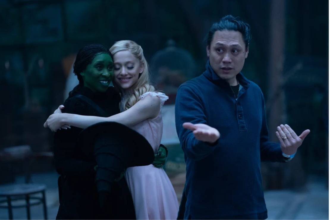 Cynthia Erivo, Ariana Grande y el director Jon M. Chu en el set de "Wicked".