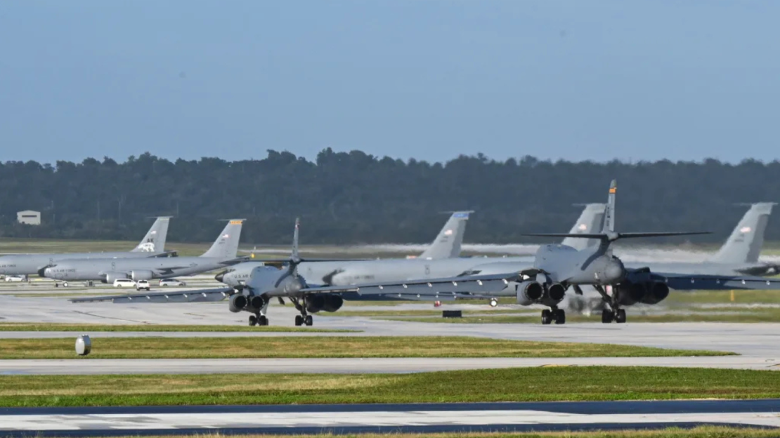 Un par de B-1B Lancers rodea la pista durante una misión de entrenamiento en la Base Aérea Andersen, Guam, el 4 de marzo.