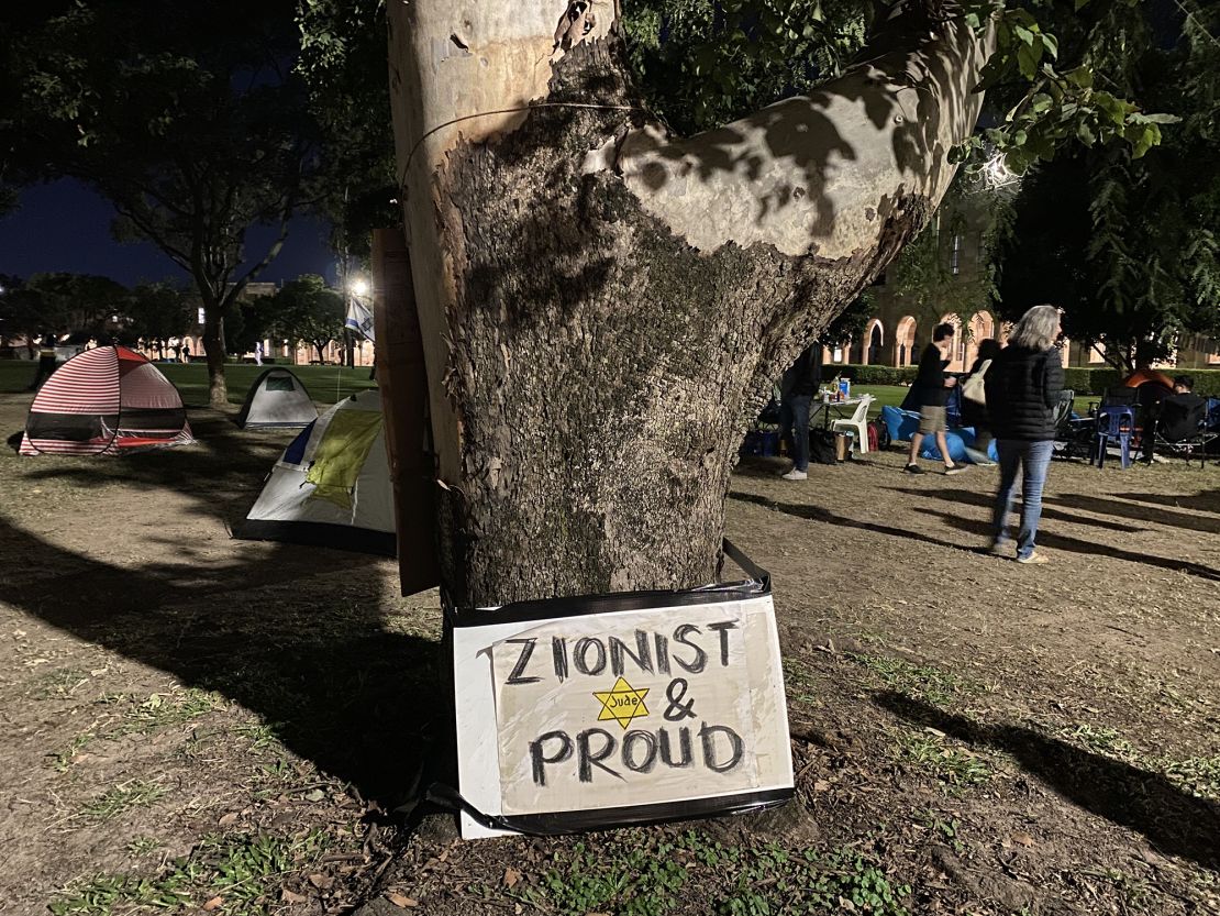 At the University of Queensland, occupants of the pro-Israel camp are located about 100 meters away from the Palestinian camp.