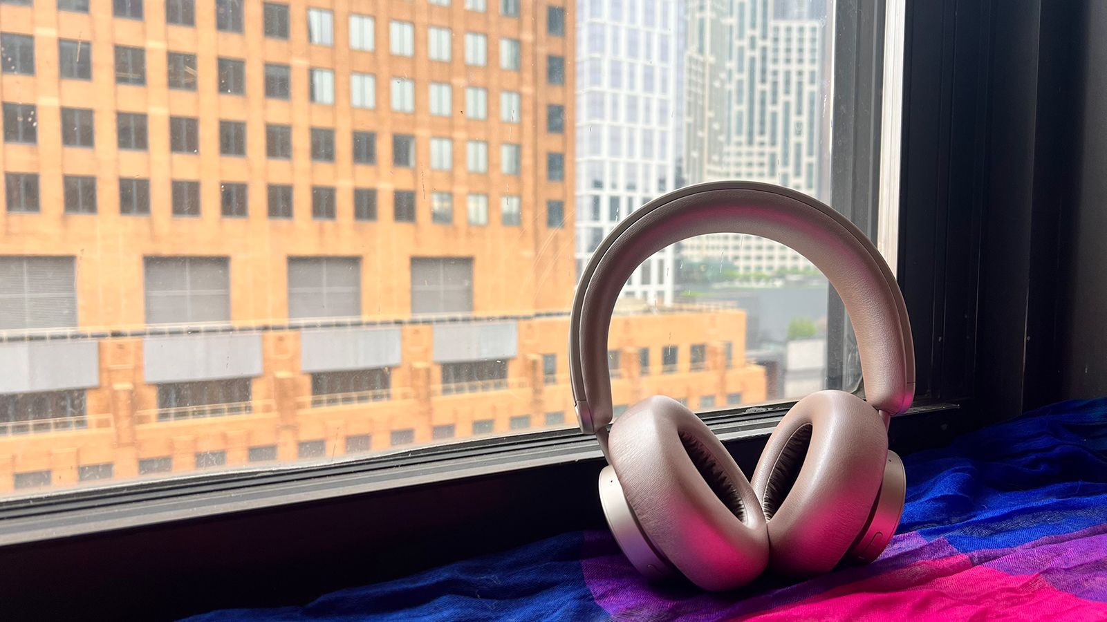 The Urbanista Los Angeles headphones charge via the sun — and they’re awesome | CNN Underscored