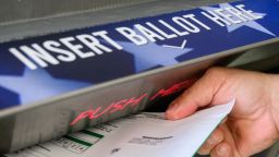 Una persona utiliza una urna electoral en el edificio de la istración del Condado de Bucks, en Doylestown, Pensilvania, el 31 de octubre de 2024.