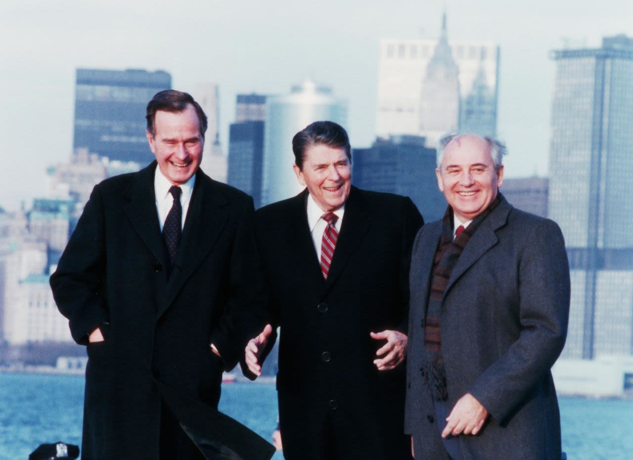 El vicepresidente de EE.UU., George H.W. Bush, el presidente Ronald Reagan y el líder soviético Mijail Gorbachov posan para una foto en Governors Island en Nueva York en 1988.