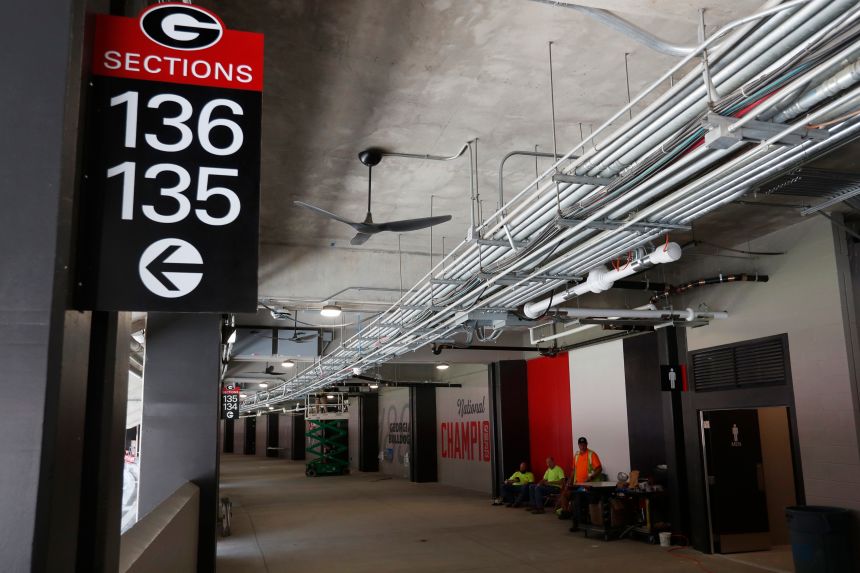 La explanada recientemente ampliada en la parte renovada del estadio Sanford en Georgia en 2023.