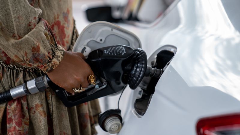 Не гледайте сега, но цените на бензина се покачват бързо