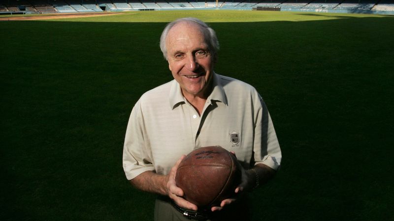 Joe Schmidt, linebacker for the Detroit Lions and member of the Pro Football Hall of Fame, dies at the age of 92