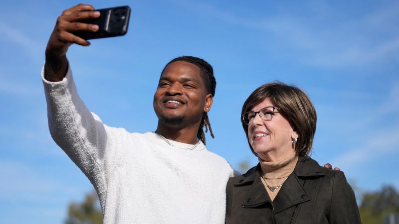 Връзката е копирана Уанда Денч и Джамал Хинтън се срещнаха