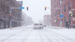 Un automóvil se desliza por una curva en medio de la nieve en Des Moines, Iowa, el jueves. Escenas como ésta se repetirán en los dos tercios orientales de EE.UU. cuando llegue una gran tormenta invernal el fin de semana.