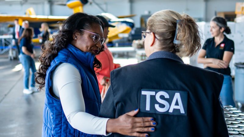 Вижте всички теми Връзката е копирана Следвайте Федералните работници поемат