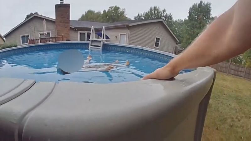 en que un agente encuentra a un niño desaparecido en una piscina