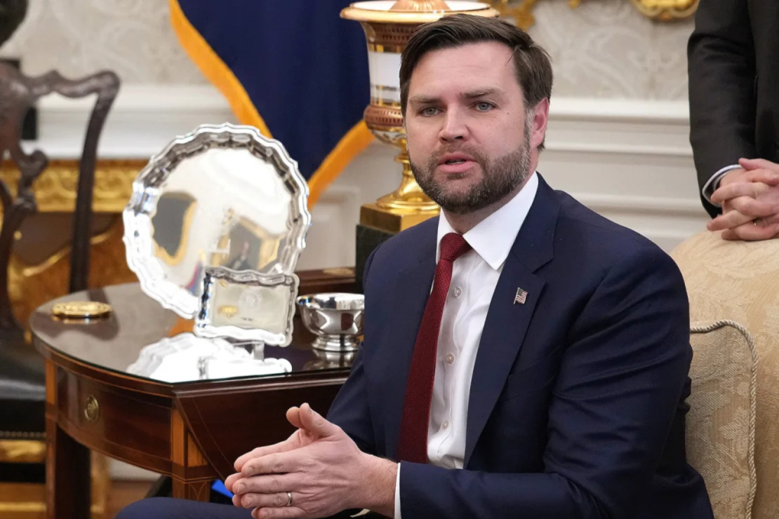 El vicepresidente de EE.UU., J. D. Vance, habla durante una reunión con el presidente Donald Trump, y el presidente de Ucrania, Volodymyr Zelensky, en la Oficina Oval de la Casa Blanca el 28 de febrero de 2025.