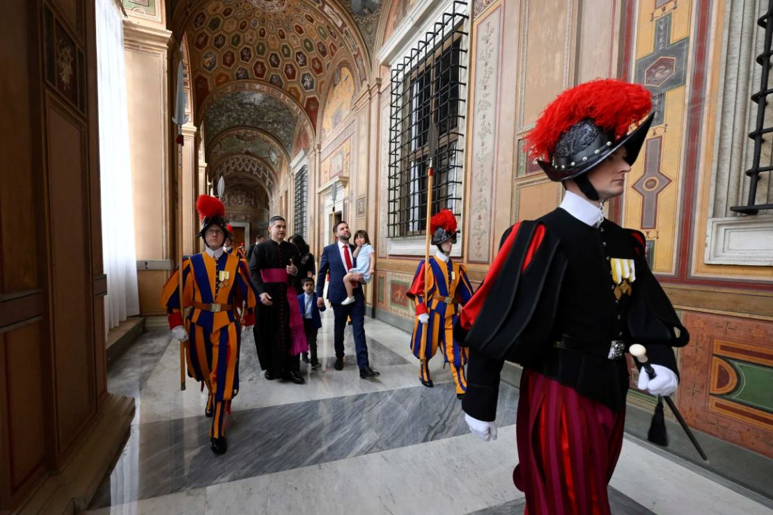 El vicepresidente de Estados Unidos, J. D. Vance, camina con su familia mientras visita el Vaticano, el 19 de abril de 2025.