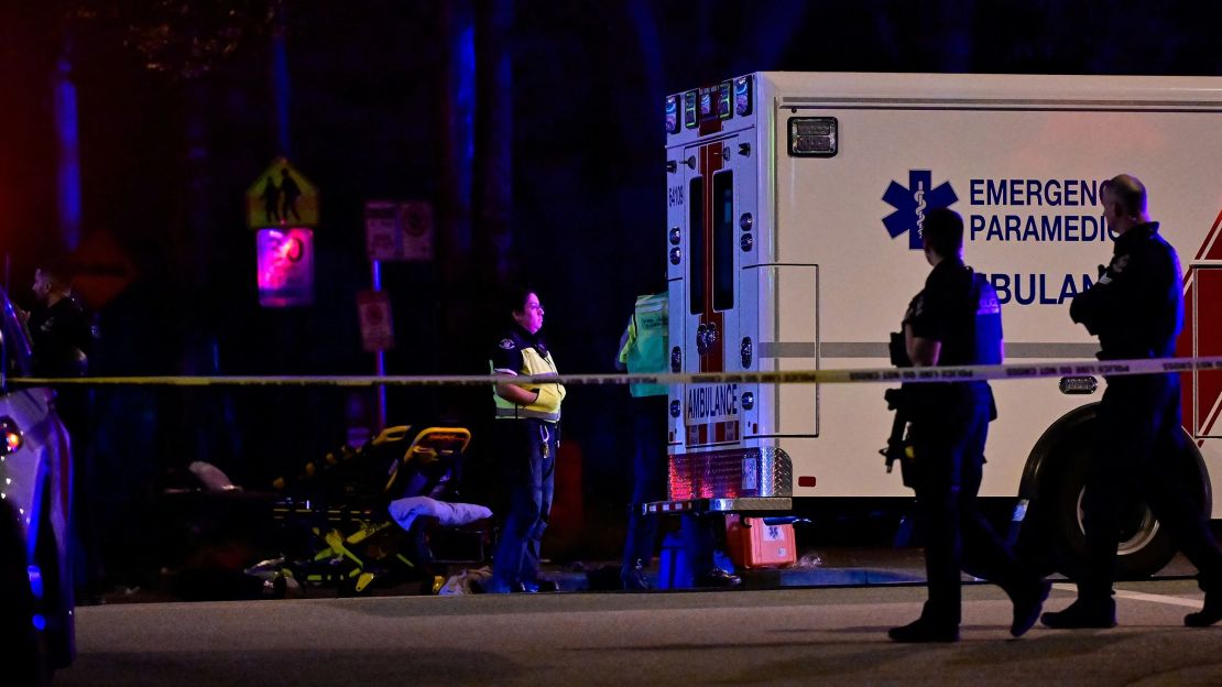 Una ambulancia está estacionada en el lugar donde se celebra un festival callejero que celebra la herencia filipina en Vancouver, Columbia Británica, Canadá, donde un vehículo atropelló a una multitud el sábado.