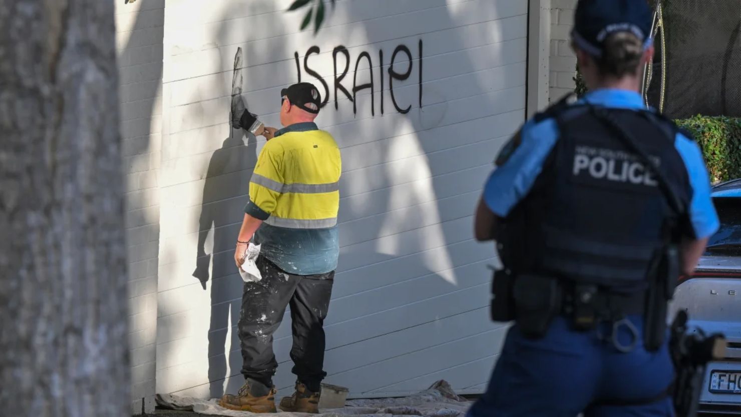 Un contratista limpia un grafiti antiisraelí de una pared en el suburbio de Woollahra, en Sydney, Australia, el miércoles 11 de diciembre de 2024.