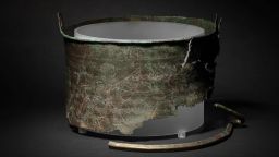 El cubo de Bromeswell se exhibe actualmente en la exposición High Hall de Sutton Hoo en Suffolk, Inglaterra.