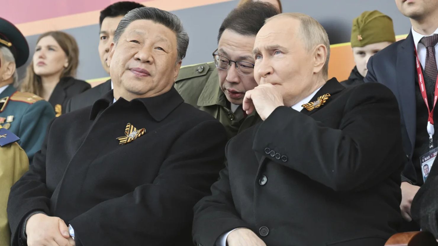 El presidente de Rusia, Vladimir Putin, y su par chino, Xi Jinping, observan el desfile militar del Día de la Victoria en Moscú el viernes.