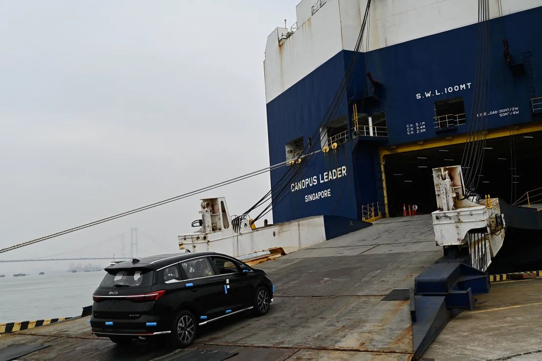 Un vehículo eléctrico del fabricante chino BYD es cargado en un barco, en la ciudad portuaria de Guangzhou, en el sureste de China, el mes pasado.