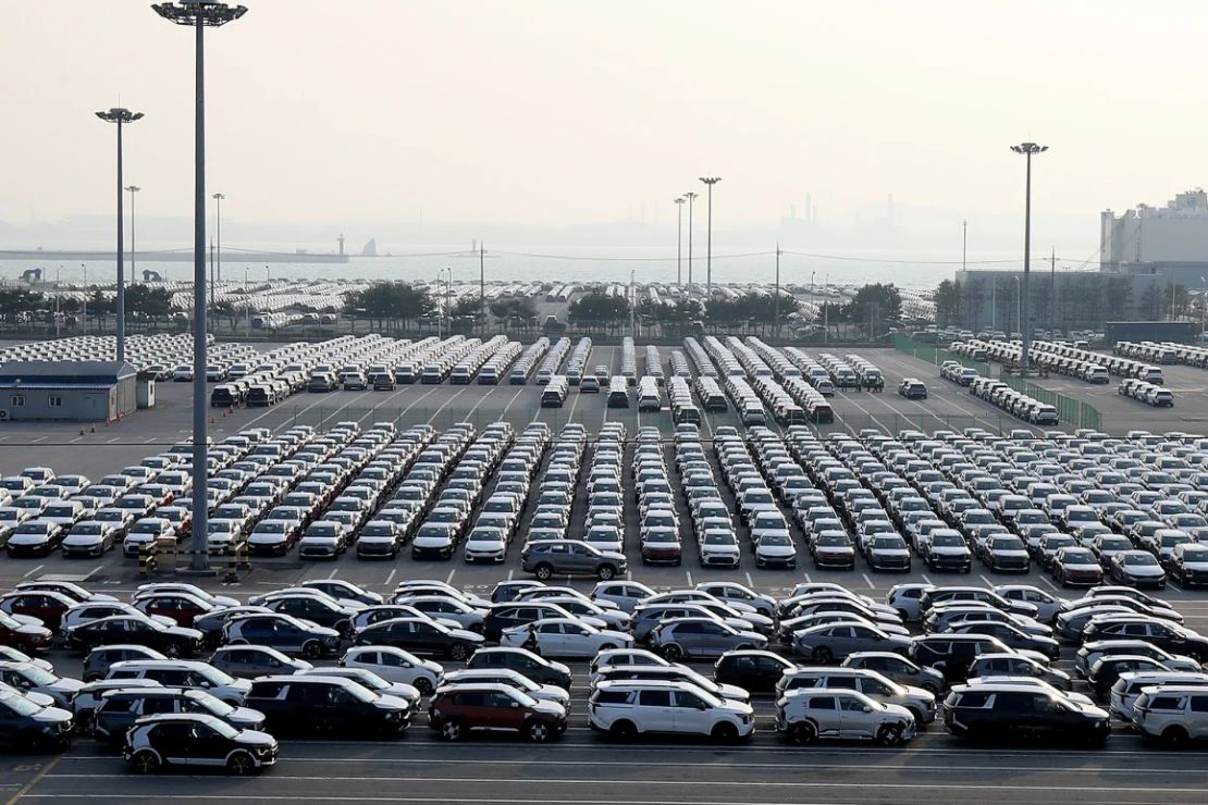Los vehículos producidos por el fabricante de automóviles surcoreano Kia Motors están esperando ser enviados en el puerto de Pyeongtaek, el 3 de abril de 2025.