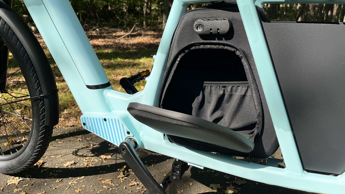 It's the little things that matter sometimes, like this nifty lockable center compartment on the Packer 1 — it's a great place to stash everyday essentials like a lock, tools or your lunch while the rack is otherwise occupied.