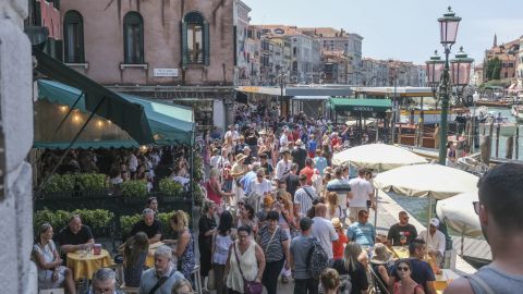 Venecia lucha con alrededor de 30 millones de visitantes al año, superando en gran medida su población de menos de 50.000 habitantes.