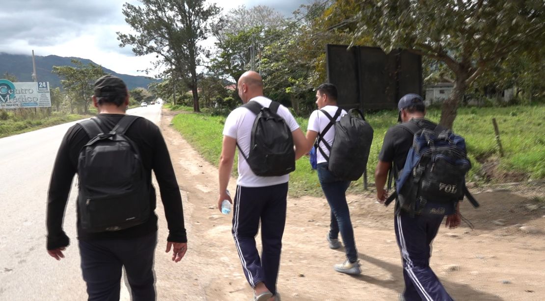 Cuatro venezolanos recorren la carretera de Esquipulas, en Guatemala, luego de cruzar la frontera con Honduras, en su ruta hacia los Estados Unidos.