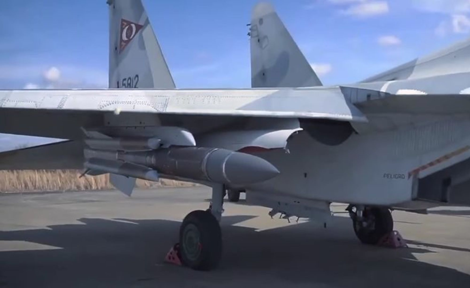 Venezuela muestra sus cazas Sukhoi Su-30 armados con misiles antibuque y anuncia maniobras militares en el Caribe.