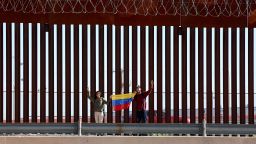 Foto de archivo de migrantes venezolanos en el cruce de El Paso en 2022.