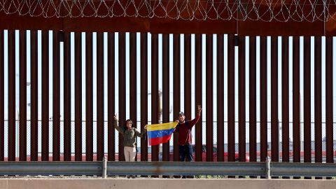 Foto de archivo de migrantes venezolanos en el cruce de El Paso en 2022.