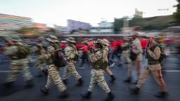 Milicianos marchan en apoyo al presidente Nicolás Maduro el 7 de enero de 2025 en Caracas, Venezuela.