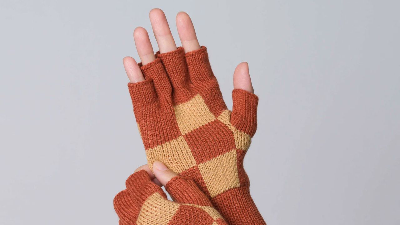 verloop checkerboard fingerless gloves product card cnnu.jpg
