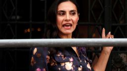La vicepresidenta de Ecuador, Verónica Abad, habla frente a la sede de la Vicepresidencia de la República en Quito el 23 de diciembre de 2024.