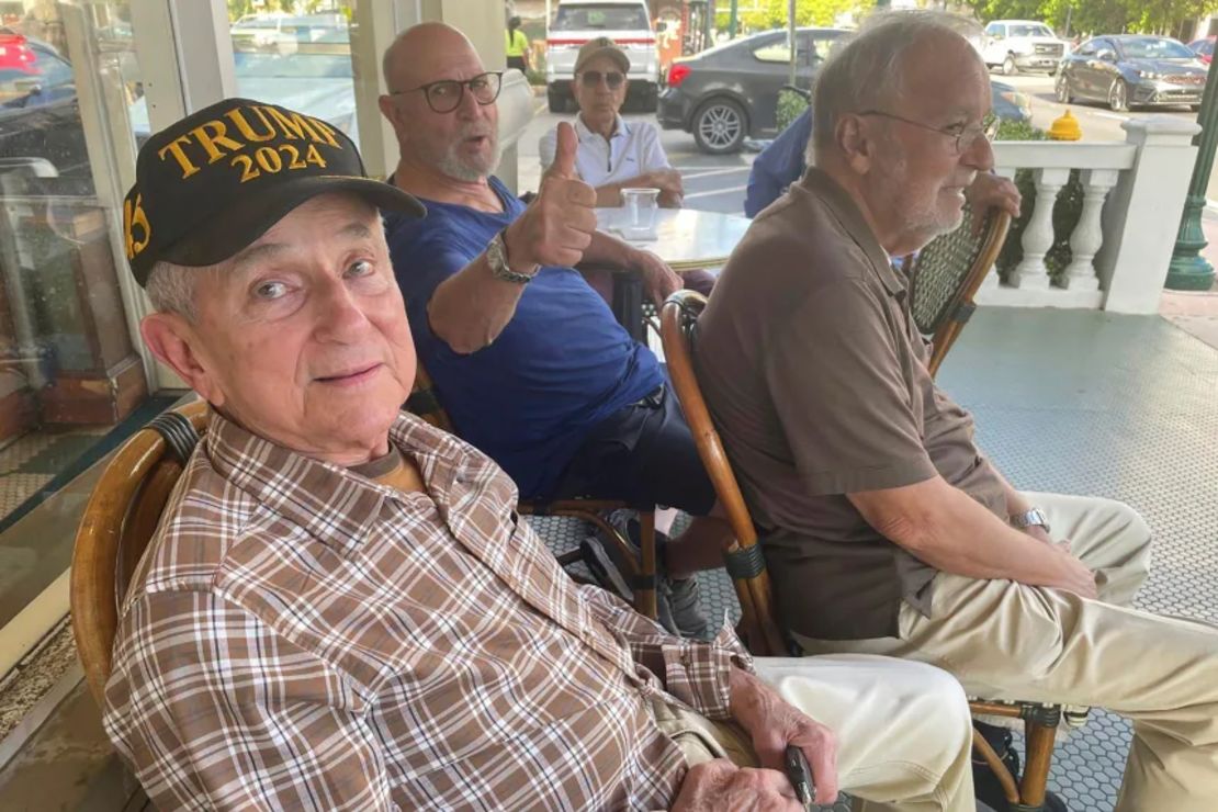 En esta foto sin fecha, seguidores de las políticas MAGA de Trump pasan el rato en el Café Versailles en la Pequeña Habana, Miami.