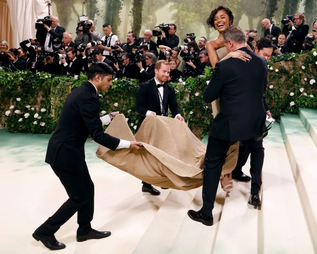 Tyla llevada por las escaleras de la Met Gala en 2024. Taylor Hill/Getty Images