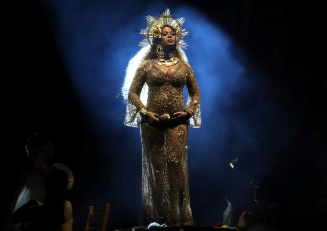 Beyoncé se presentó en los Grammy de 2017 usando este vestido ahora icónico.