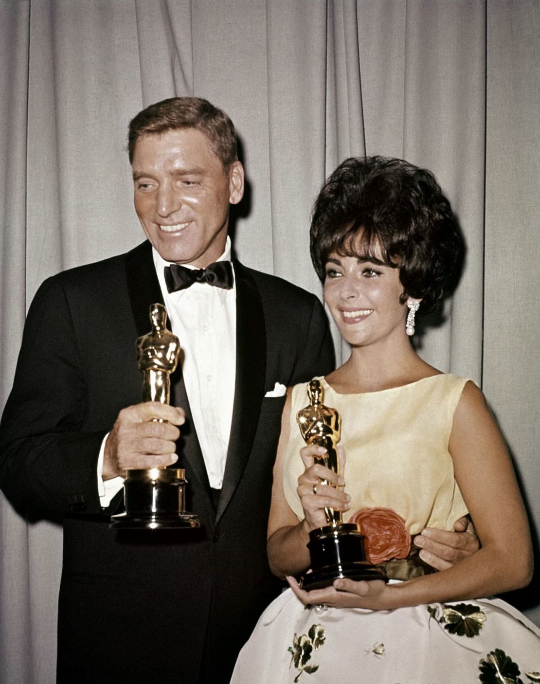 Los ganadores del Oscar Elizabeth Taylor y Burt Lancaster posan juntos en 1961.