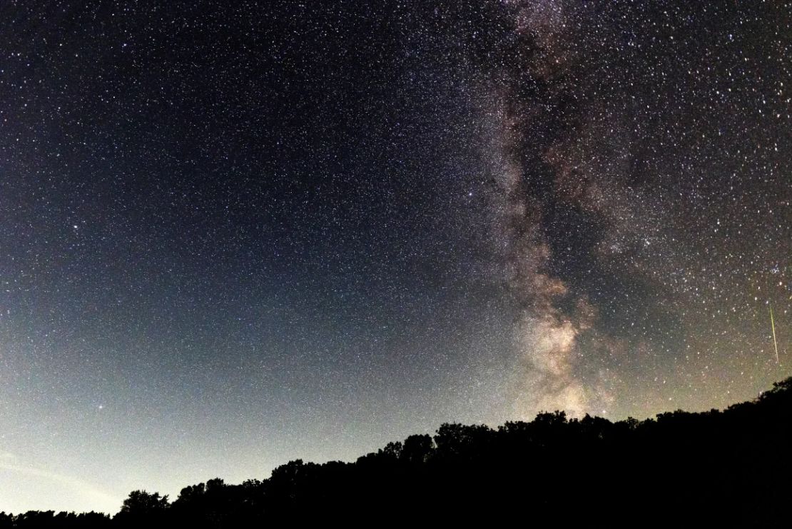 La Vía Láctea se ve en el Parque Estatal Pedernales Falls en Johnson City, Texas, el 12 de agosto de 2024.