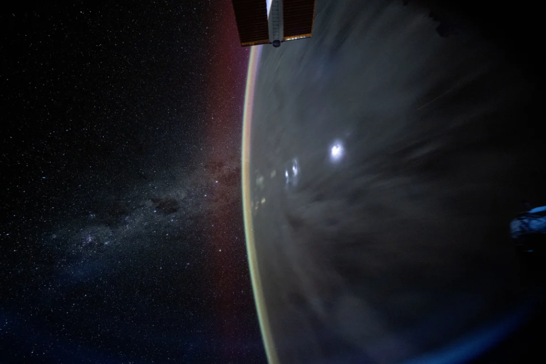 La Vía Láctea aparece más allá del horizonte de la Tierra el 3 de febrero en una fotografía que Pettit tomó utilizando una cámara con poca luz y ajustes de larga duración mientras la estación espacial orbitaba a más de 400 kilómetros sobre el mar del Coral, frente a la costa del estado australiano de Queensland.